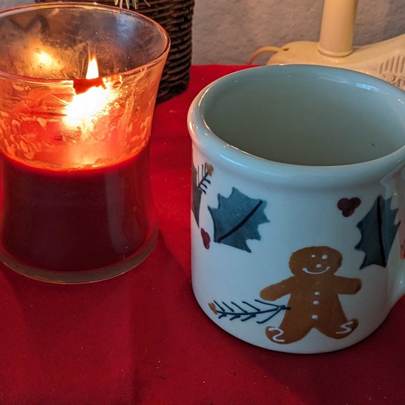 2 Vtg. 1982 Ceramic Gingerbread Man Mugs/Matching Hand Towel Hot Chocolate - Picture 4 of 13